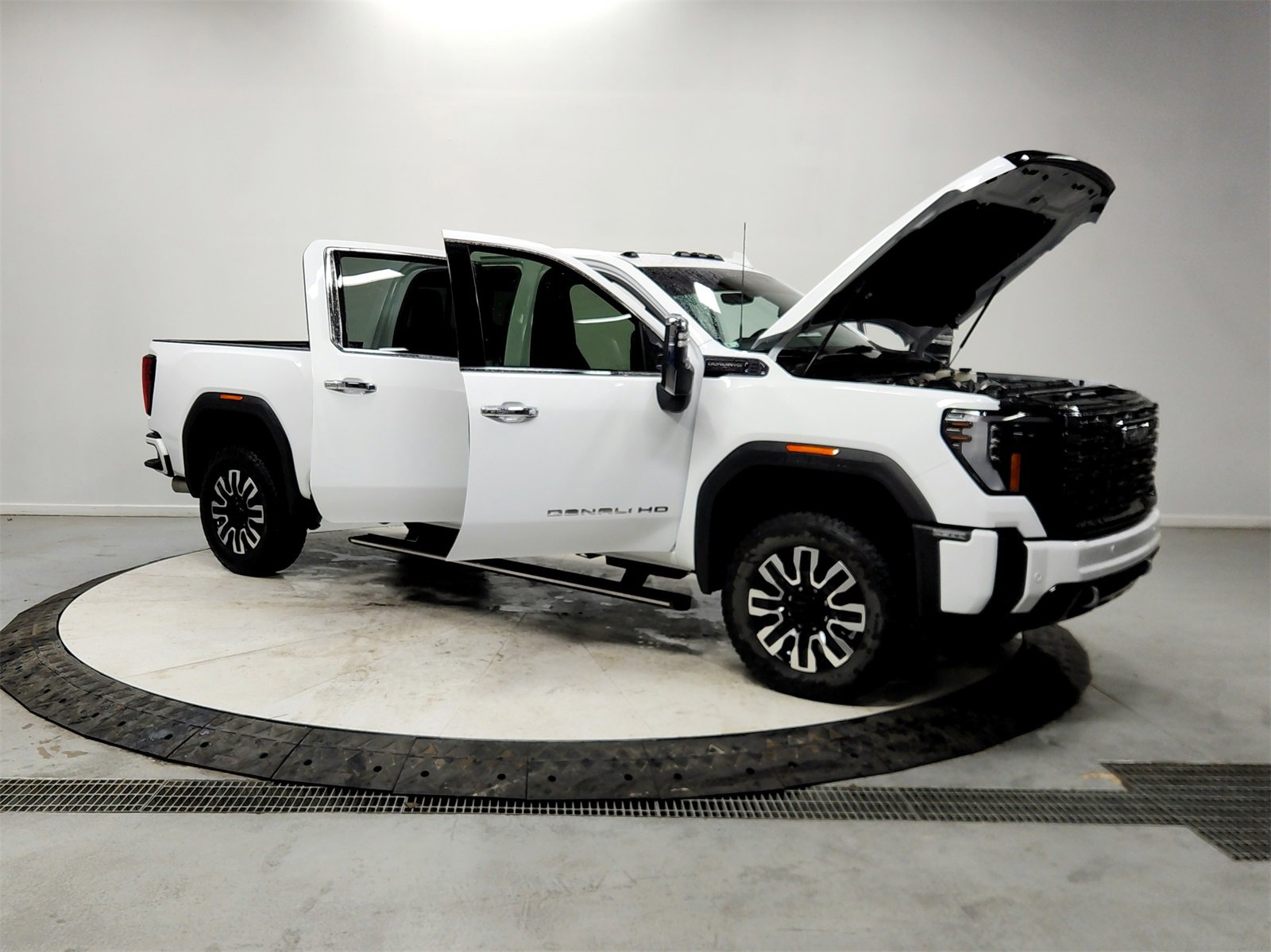 Used 2025 GMC Sierra 2500 Denali Ultimate w/ Max Trailering Package image 9