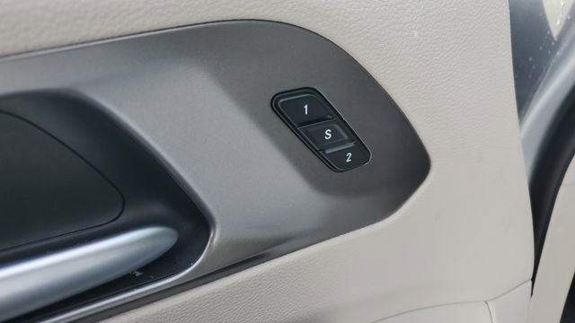 Certified 2024 Chrysler Pacifica Touring-L FWD image 6