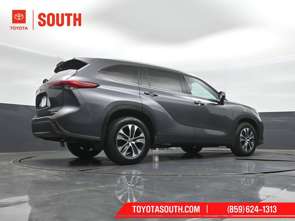 Used 2022 Toyota Highlander XLE AWD/4WD image 40