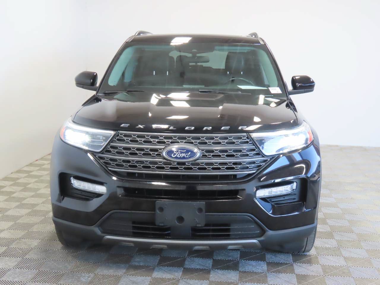 Used 2023 Ford Explorer XLT w/ Equipment Group 202A RWD image 2