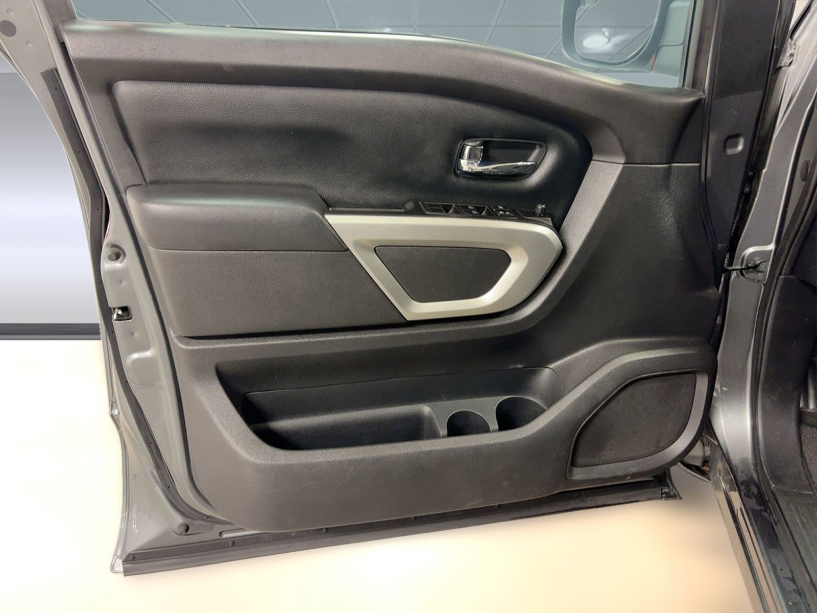 Used 2019 Nissan Titan SV w/ SV Convenience Package image 12