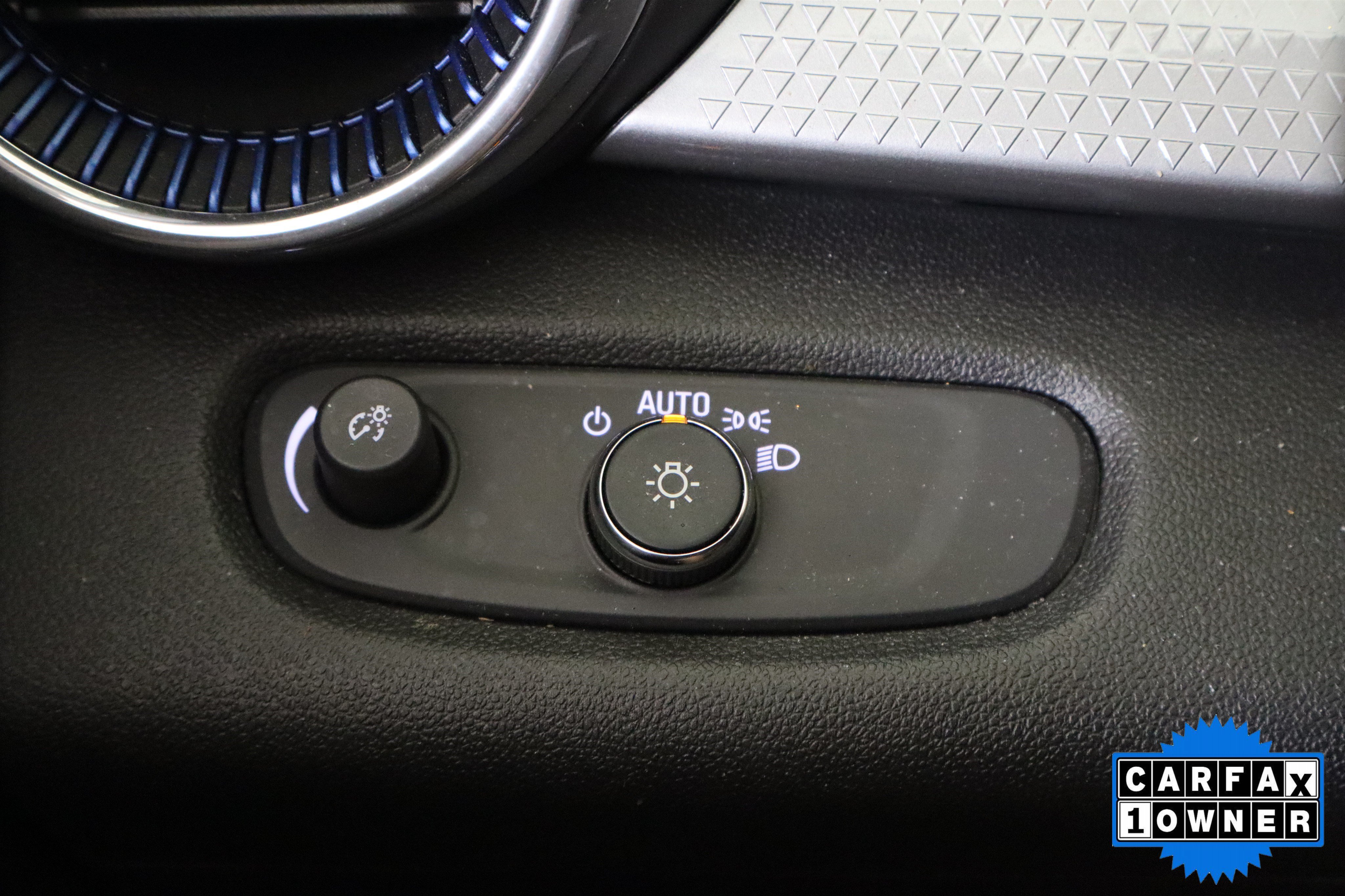 Used 2025 Chevrolet Trax LT FWD image 34