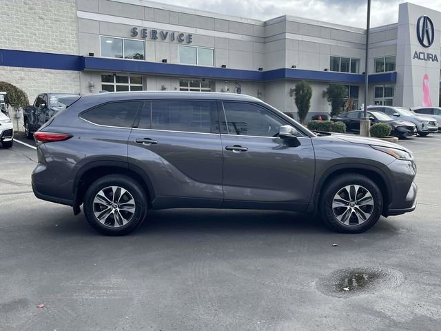 Used 2021 Toyota Highlander XLE image 2