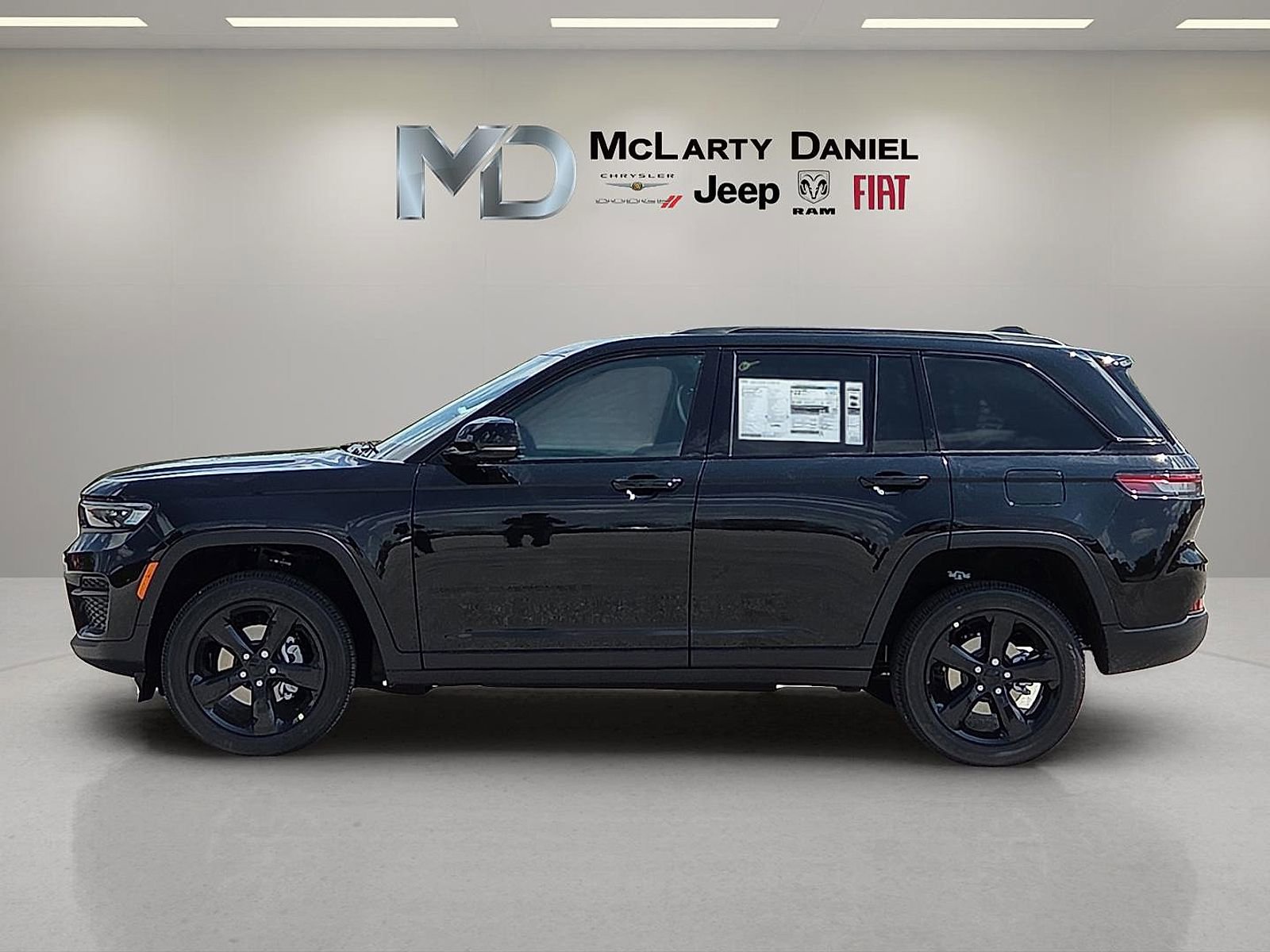 New 2025 Jeep Grand Cherokee Altitude image 3