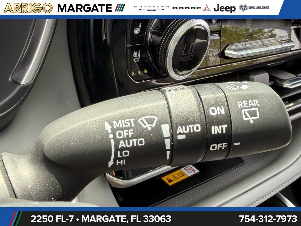 Used 2024 Toyota Highlander Platinum FWD image 36