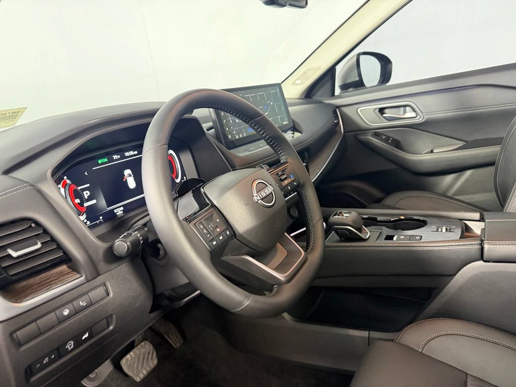 Used 2025 Nissan Rogue Platinum w/ Tech Package FWD image 24