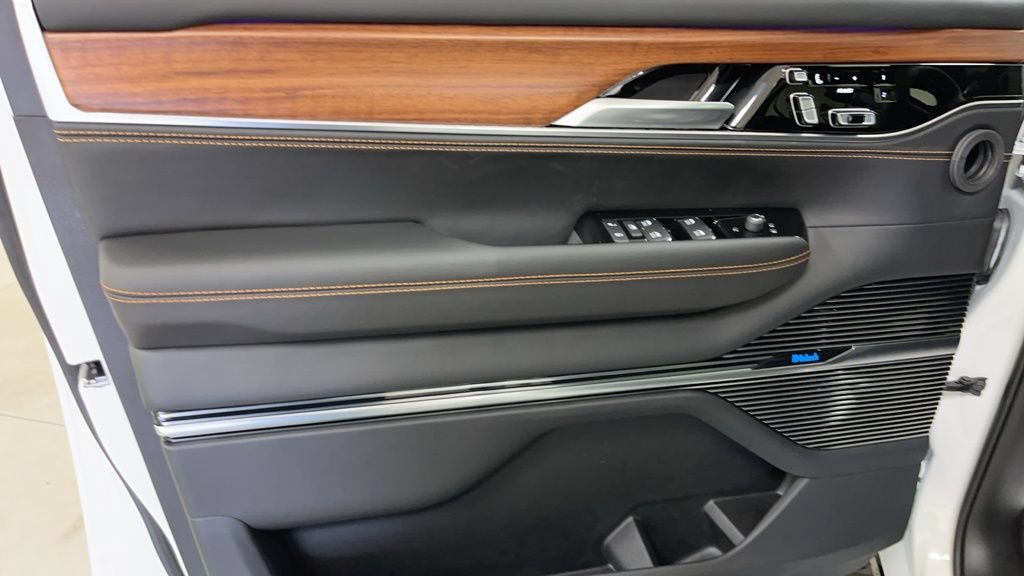 New 2024 Jeep Grand Wagoneer L Series III AWD/4WD image 18