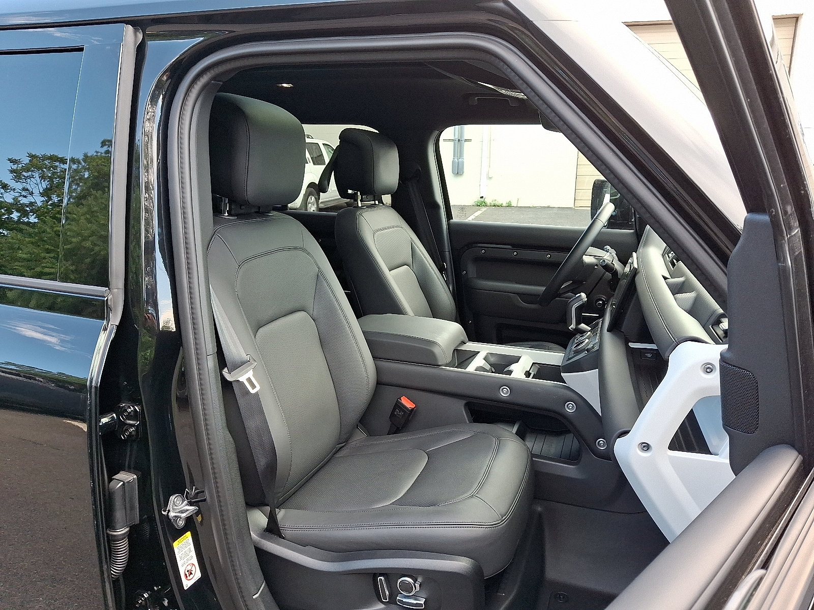 Certified 2025 Land Rover Defender 130 X-Dynamic SE AWD/4WD image 3