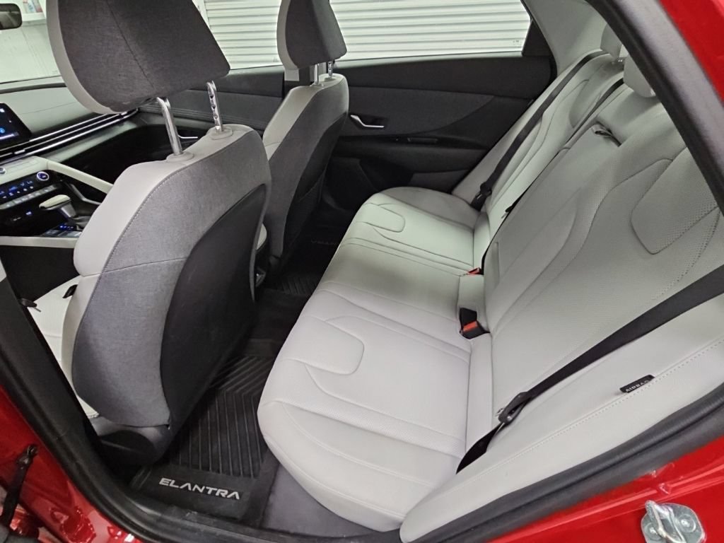 Used 2025 Hyundai Elantra Limited FWD image 31