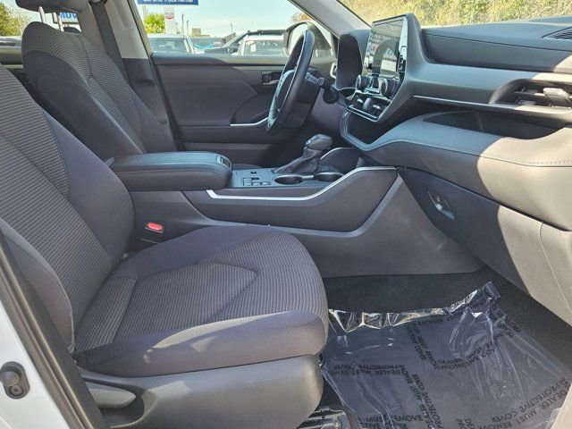 Used 2024 Toyota Highlander LE image 32