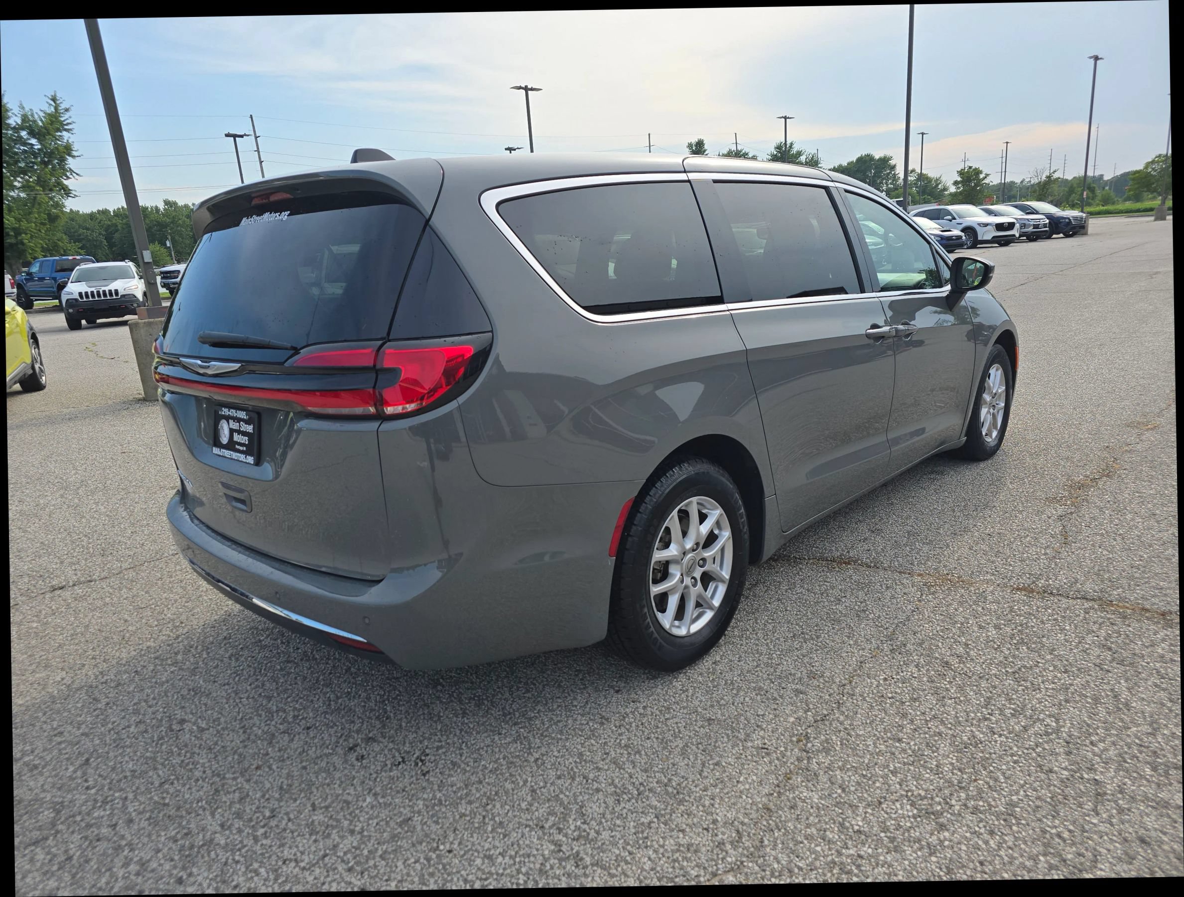 Used 2023 Chrysler Pacifica Touring-L FWD image 4