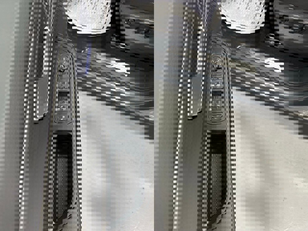 Used 2025 Volkswagen Atlas Cross Sport SE image 9