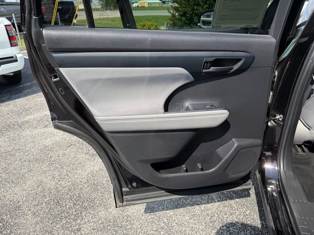 Used 2022 Toyota Highlander LE FWD image 21