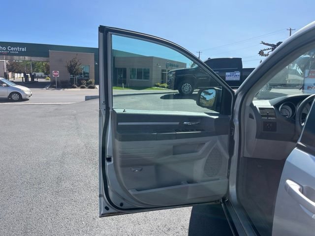 Used 2008 Dodge Grand Caravan SXT w/ Entertainment Group 2 FWD image 30