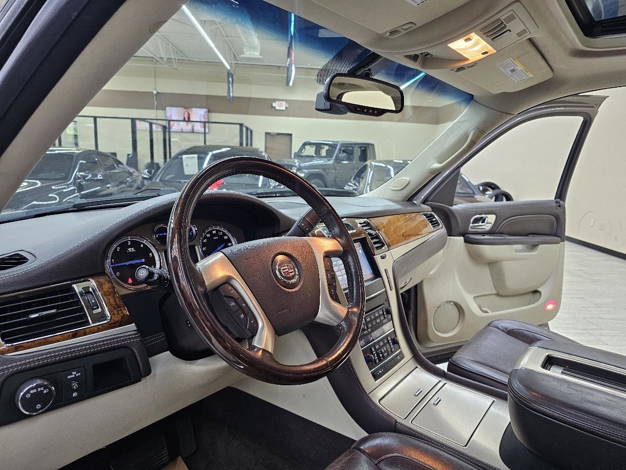 Used 2014 Cadillac Escalade Platinum AWD/4WD image 18