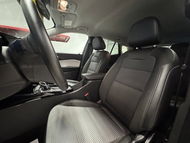 Used 2025 Chevrolet Trax LT w/ LT Convenience Package FWD image 17