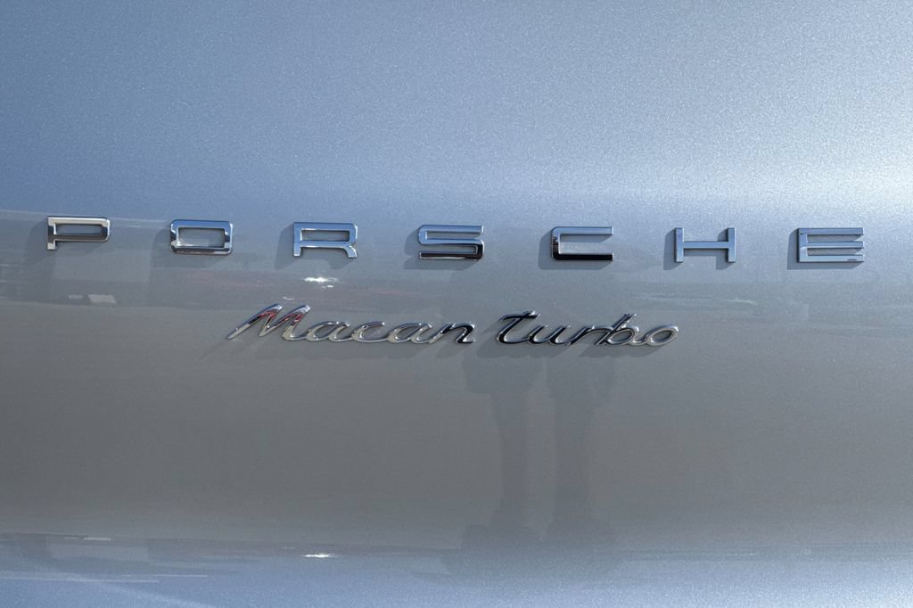 Used 2018 Porsche Macan Turbo AWD/4WD image 35