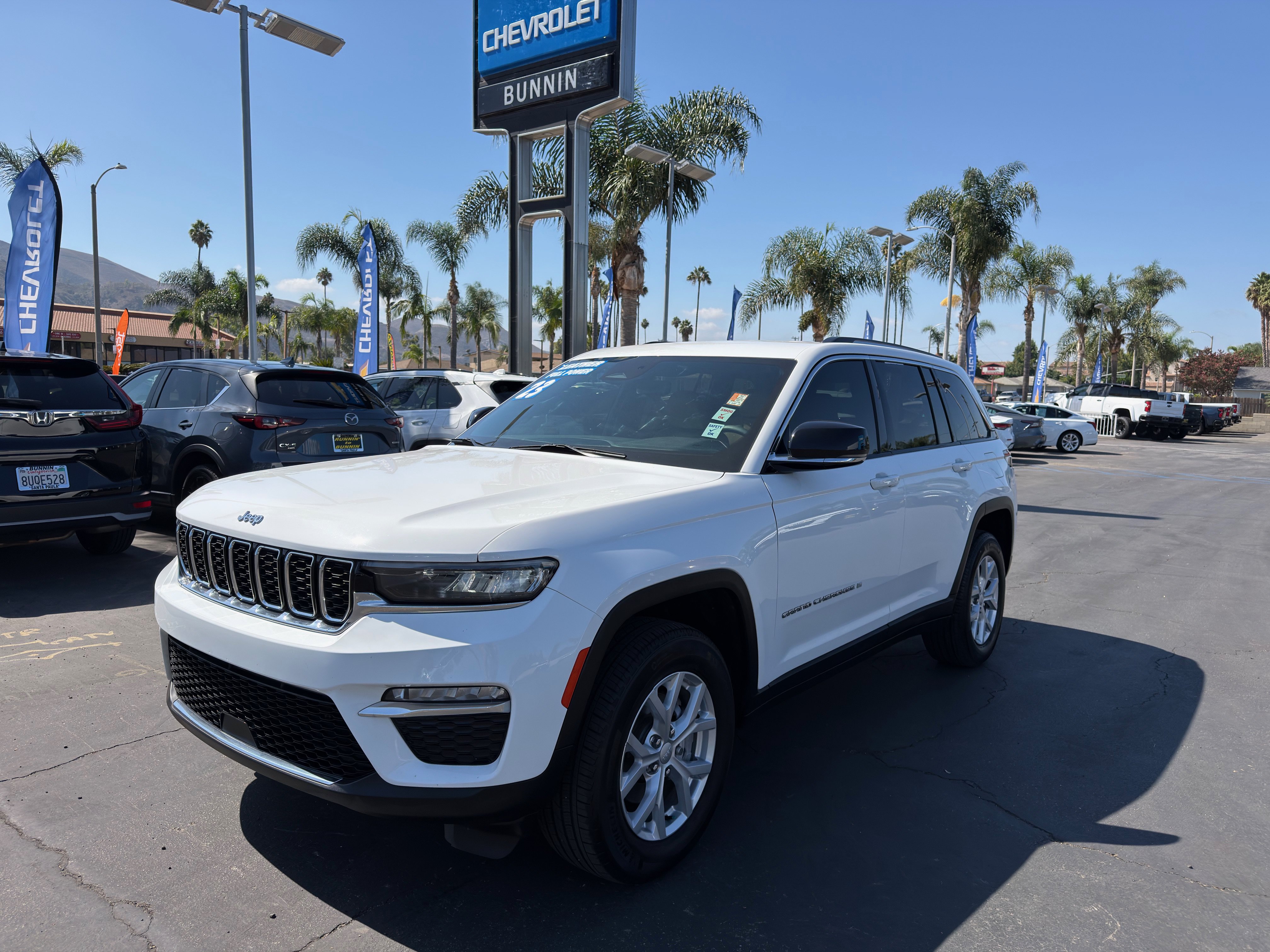 Used 2023 Jeep Grand Cherokee Limited AWD/4WD image 4