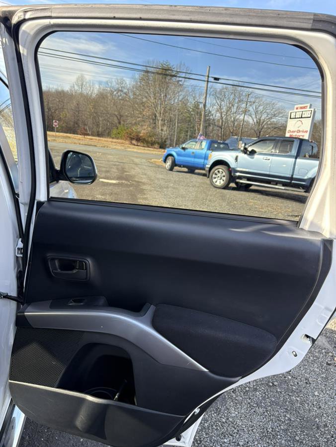 Used 2008 Mitsubishi Outlander SE image 16