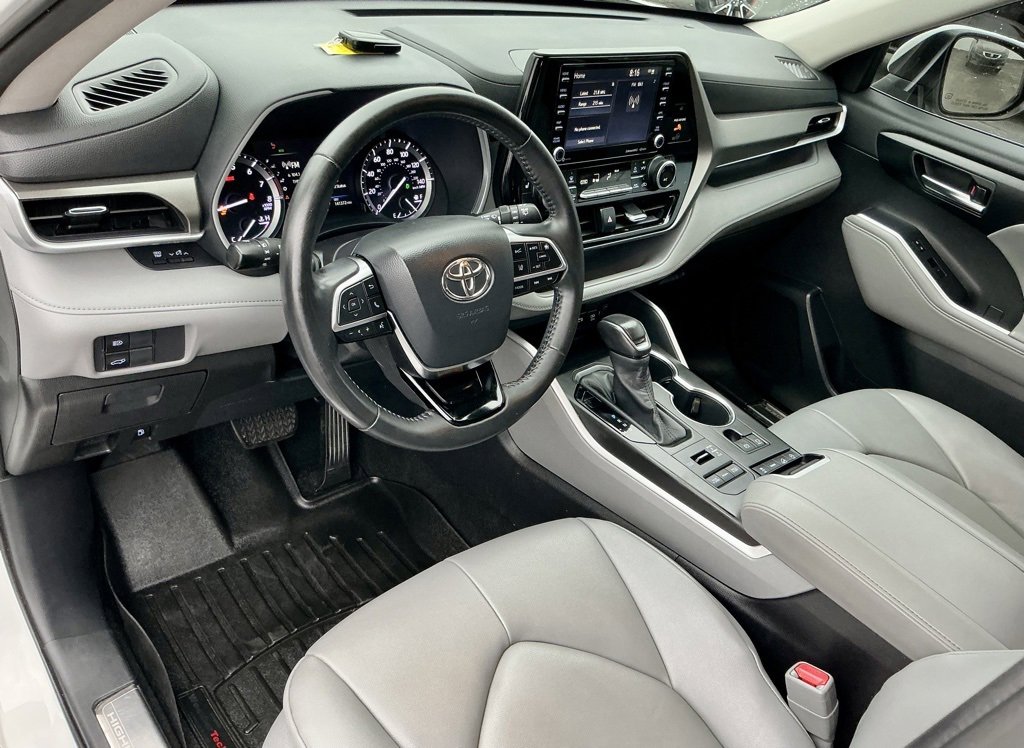 Used 2020 Toyota Highlander XLE image 37