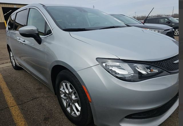 Used 2023 Chrysler Voyager LX image 1