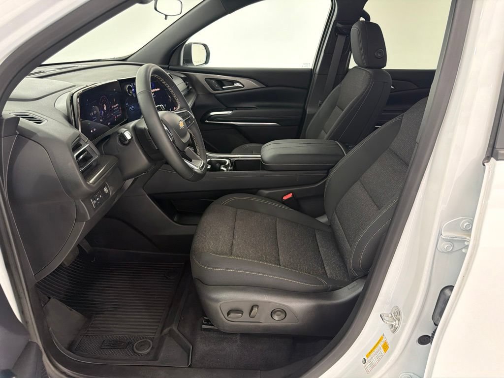 Used 2025 Chevrolet Traverse LT w/ LPO, Floor Liner Package FWD image 18