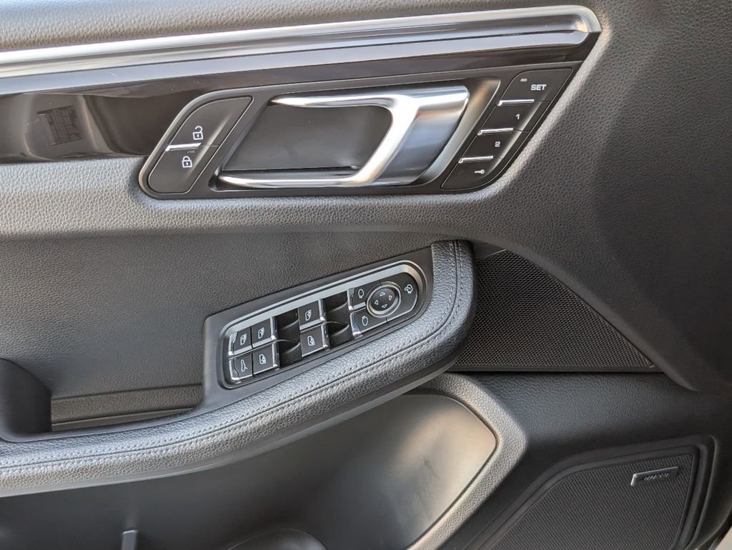 Certified 2022 Porsche Macan image 20