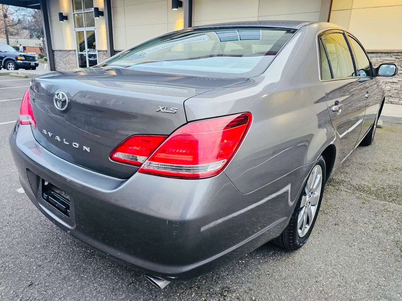 Used 2005 Toyota Avalon XLS FWD image 5