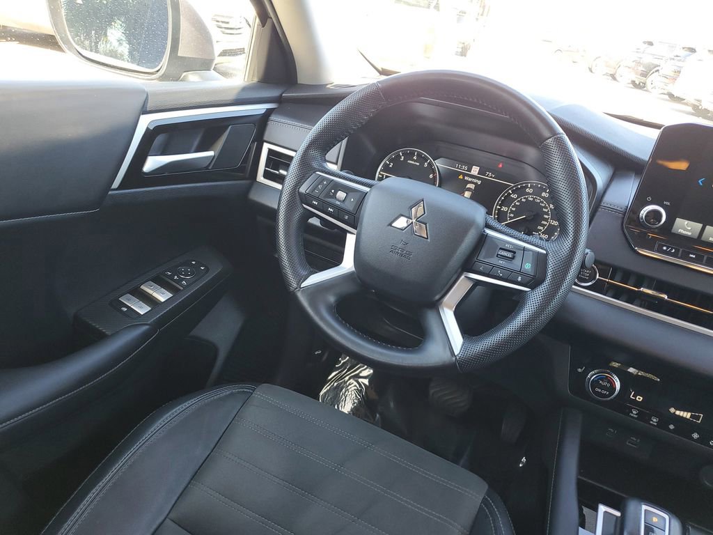 Used 2023 Mitsubishi Outlander SE image 10