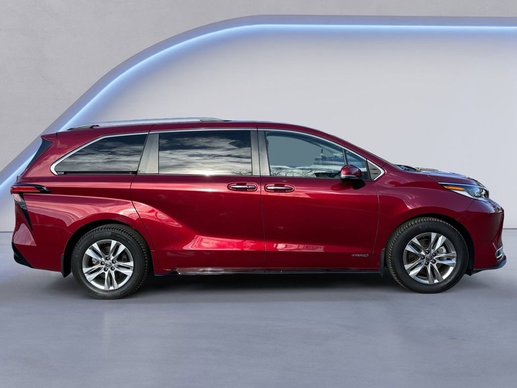 Used 2021 Toyota Sienna Limited image 3