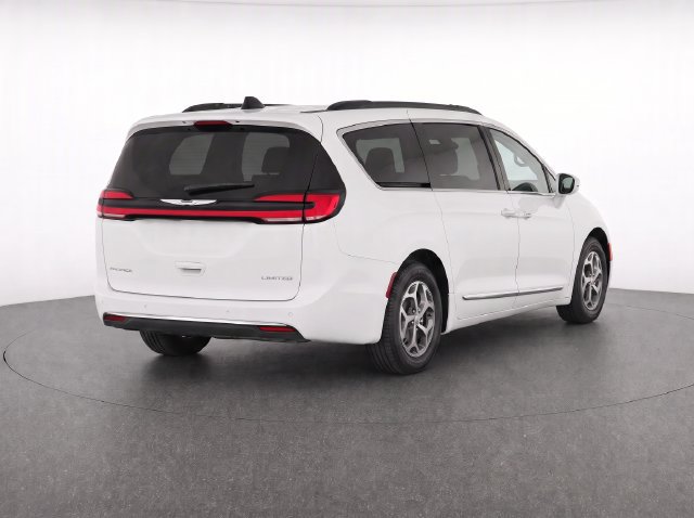 Used 2023 Chrysler Pacifica Limited FWD image 4