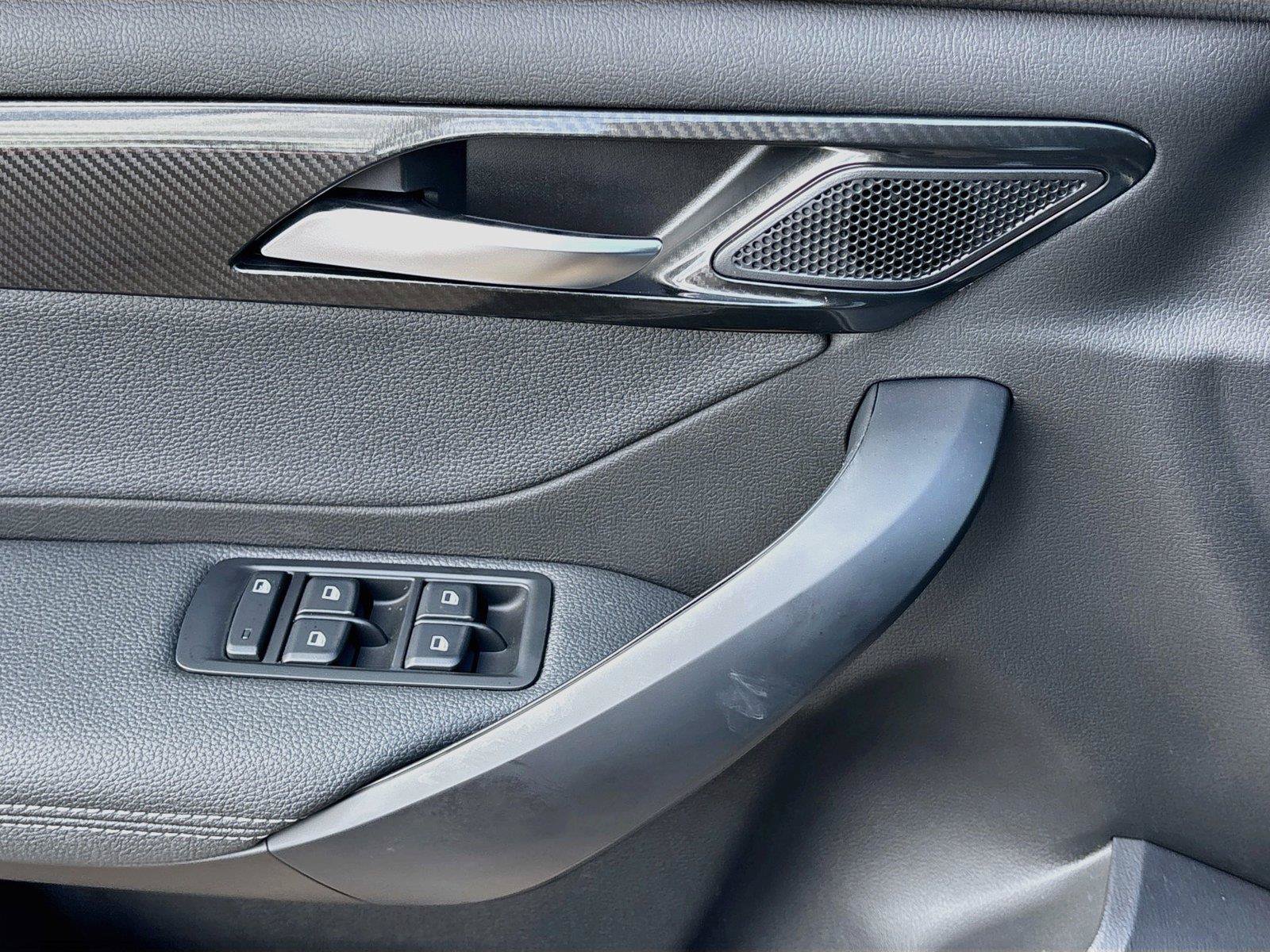 New 2027 VinFast VF 8 Eco AWD/4WD image 17