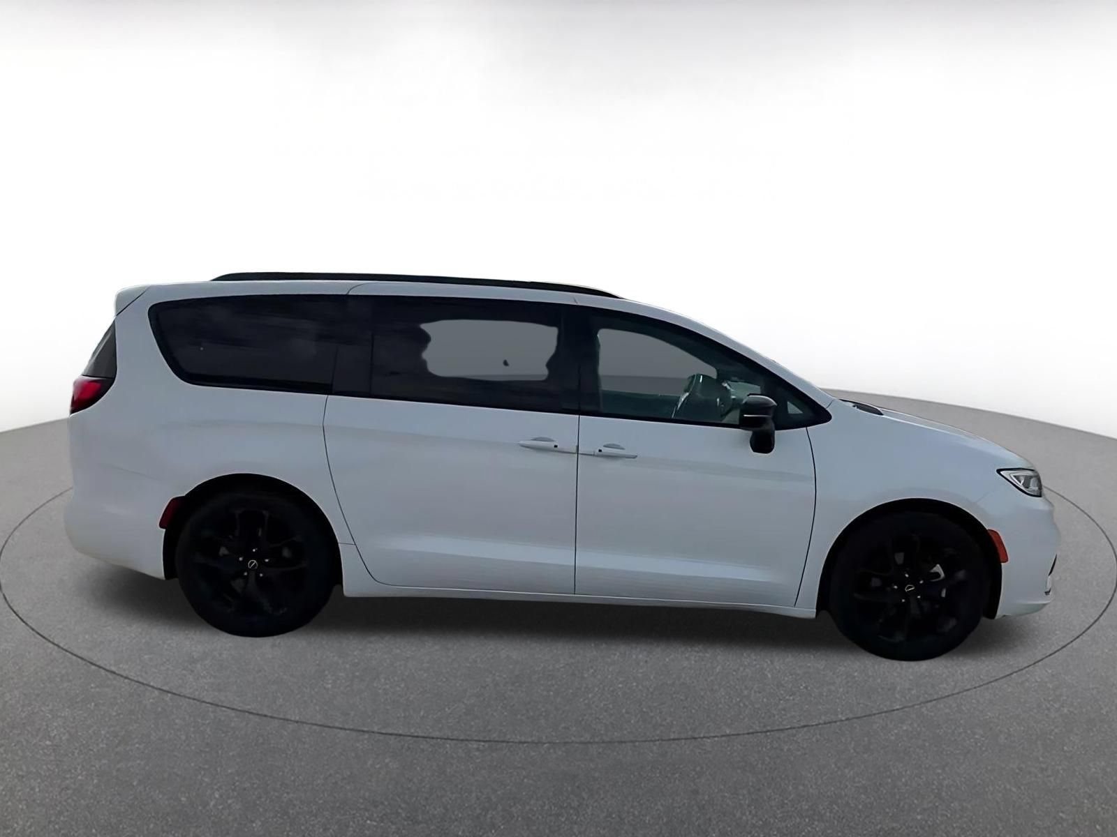 Used 2025 Chrysler Pacifica Limited FWD image 15