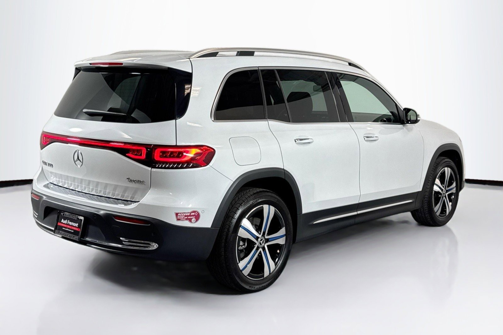 Used 2023 Mercedes-Benz EQB 300 4MATIC image 5