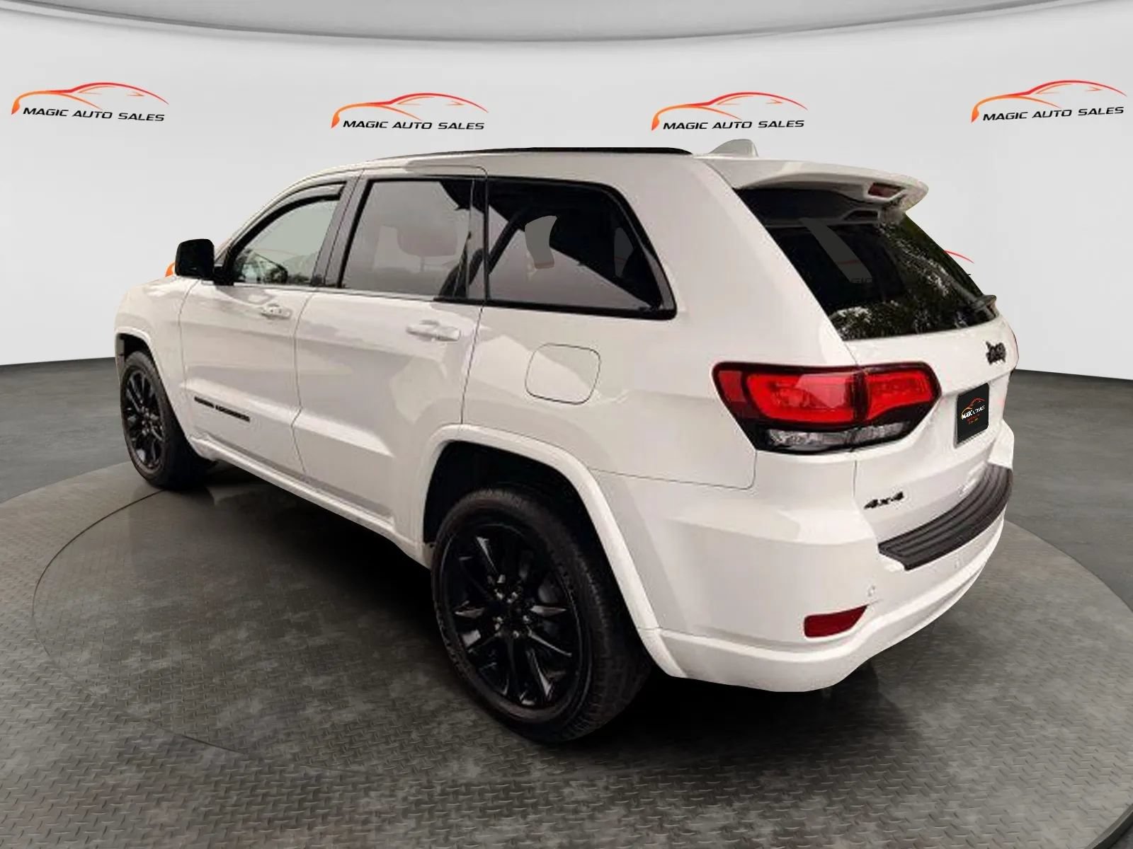 Used 2020 Jeep Grand Cherokee Altitude AWD/4WD image 10