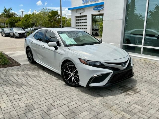 Used 2024 Toyota Camry SE FWD image 1