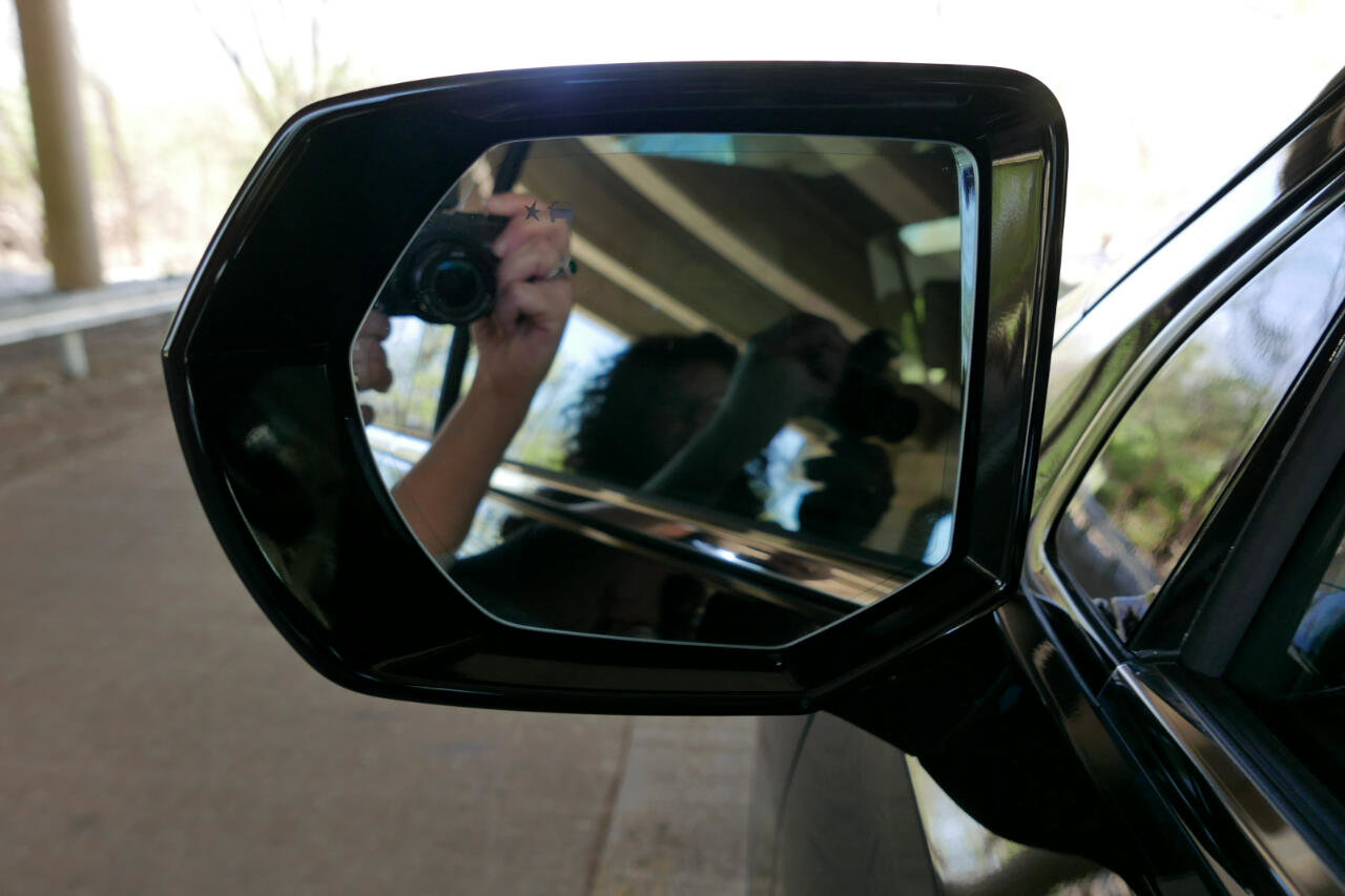 Used 2025 Chevrolet Suburban High Country image 33