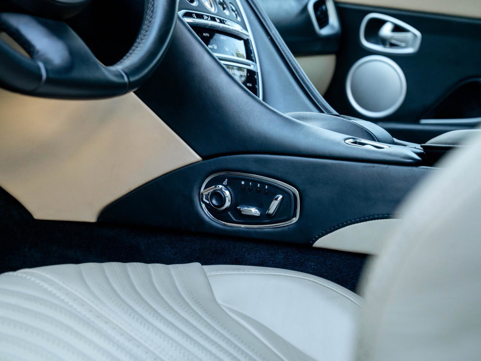 Used 2019 Aston Martin DB11 Volante image 10