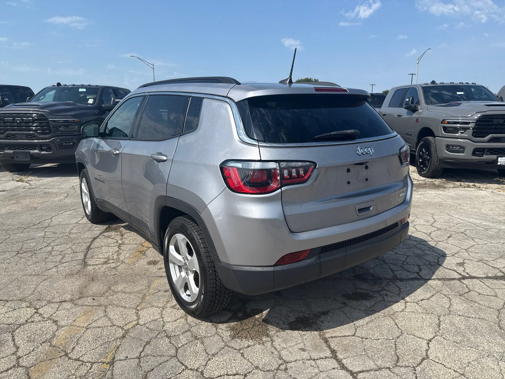 Used 2018 Jeep Compass Latitude w/ Popular Equipment Group FWD image 8
