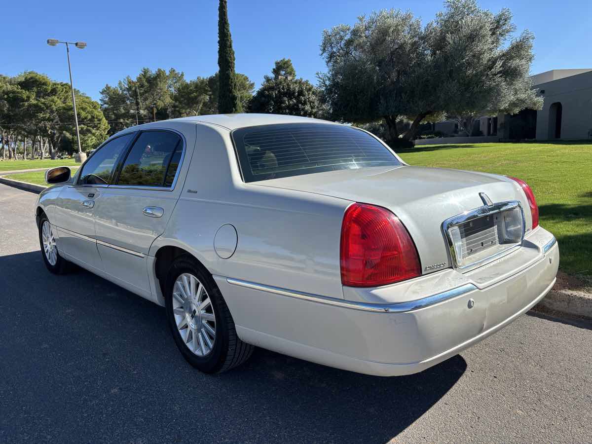Used 2004 Lincoln Town Car Ultimate RWD image 2