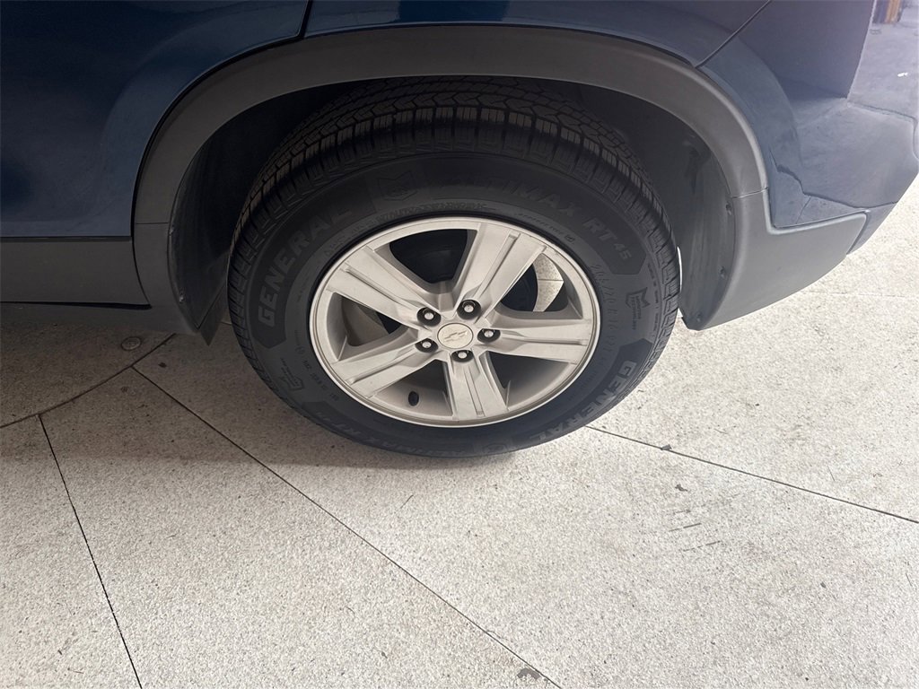 Used 2020 Chevrolet Trax LT w/ LT Convenience Package image 14