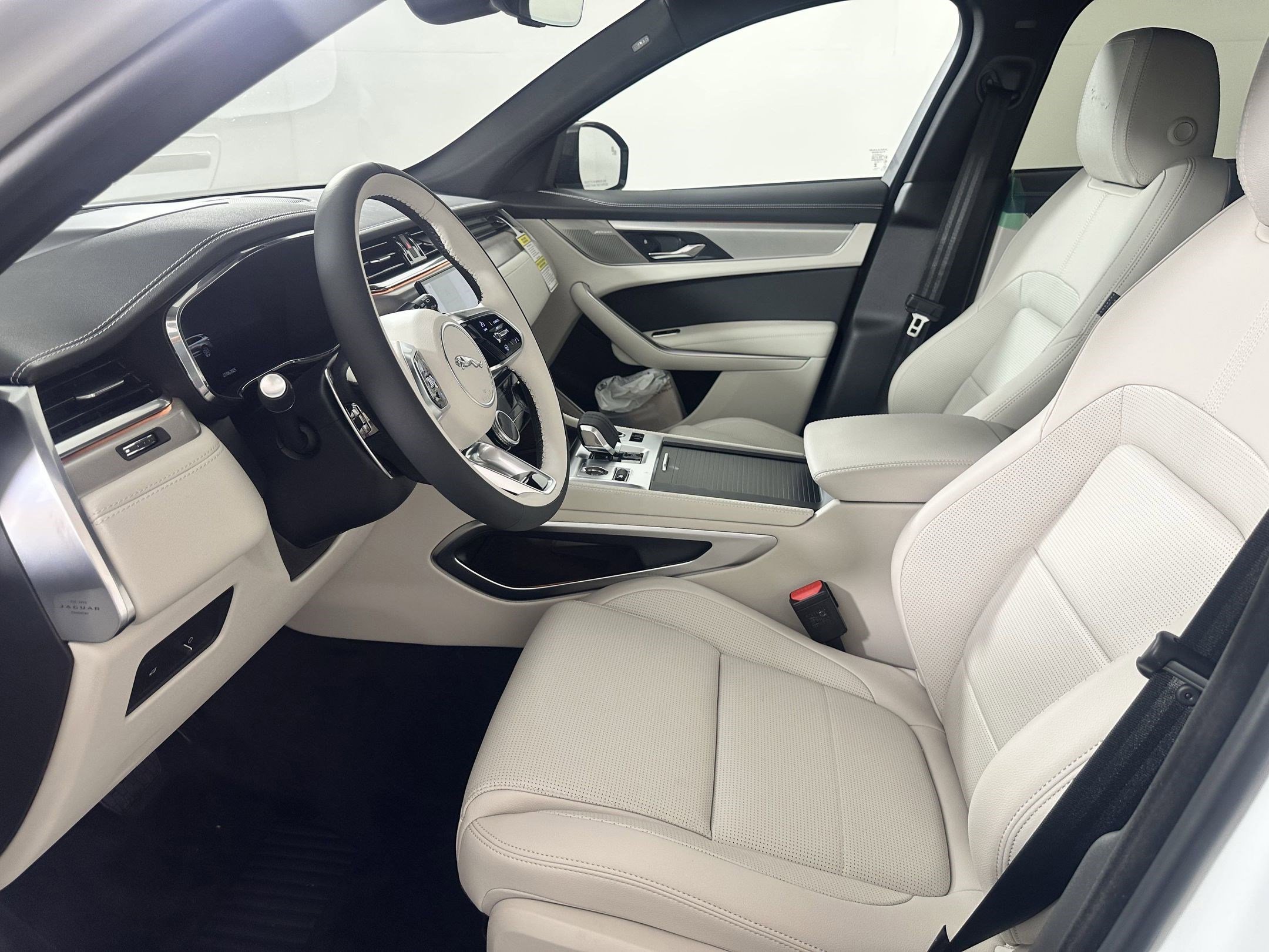 Used 2026 Jaguar F-PACE R-Dynamic S image 4