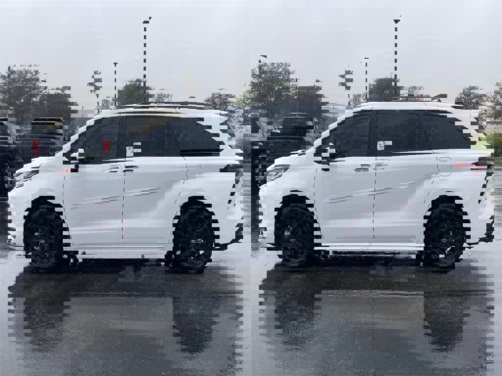 New 2026 Toyota Sienna XLE Woodland Edition image 8