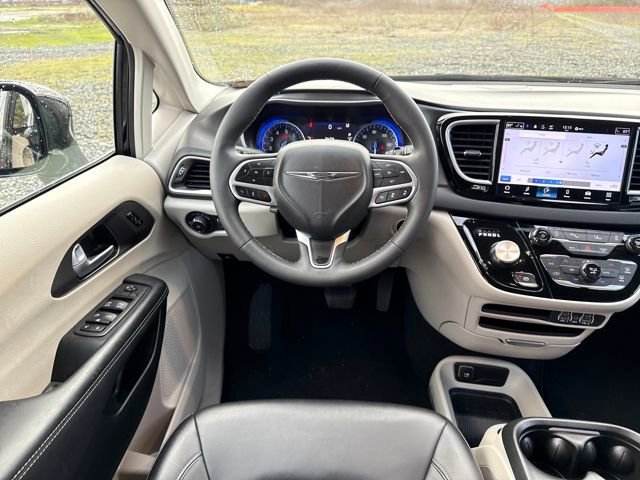 Used 2024 Chrysler Pacifica Touring-L image 30