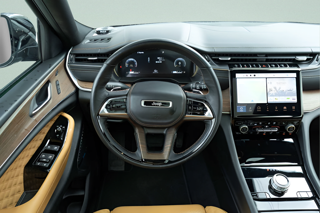 Used 2023 Jeep Grand Cherokee Summit w/ Luxury Tech Group V RWD image 17