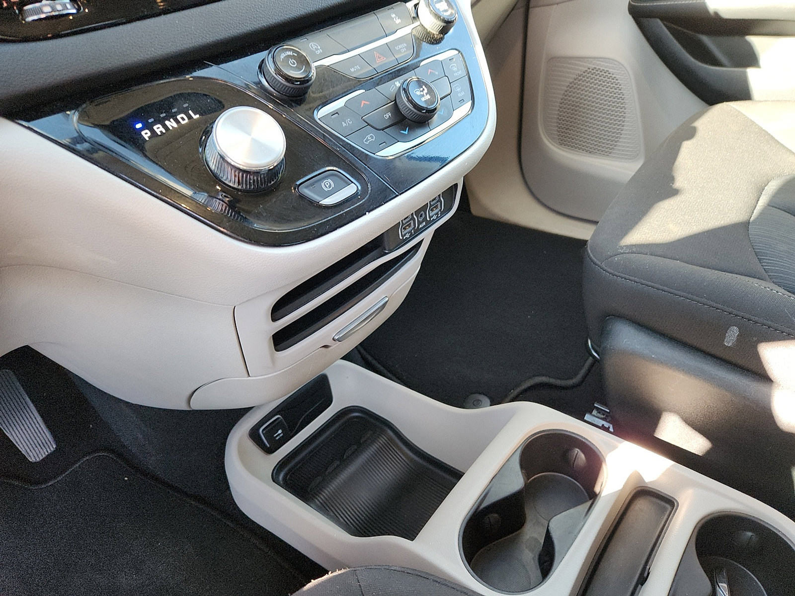 Used 2024 Chrysler Voyager LX image 20