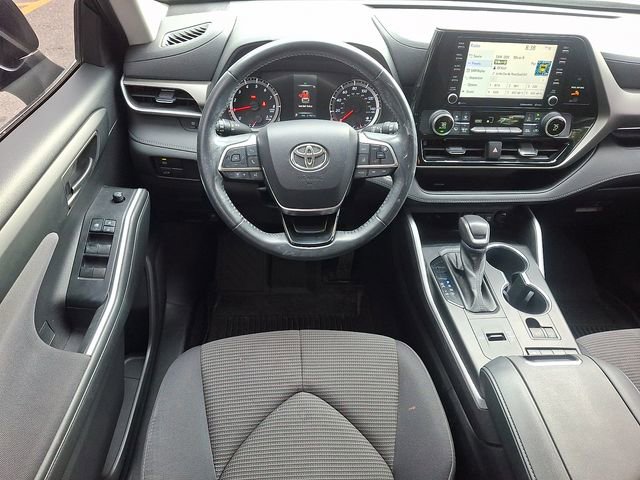 Used 2021 Toyota Highlander LE FWD image 11