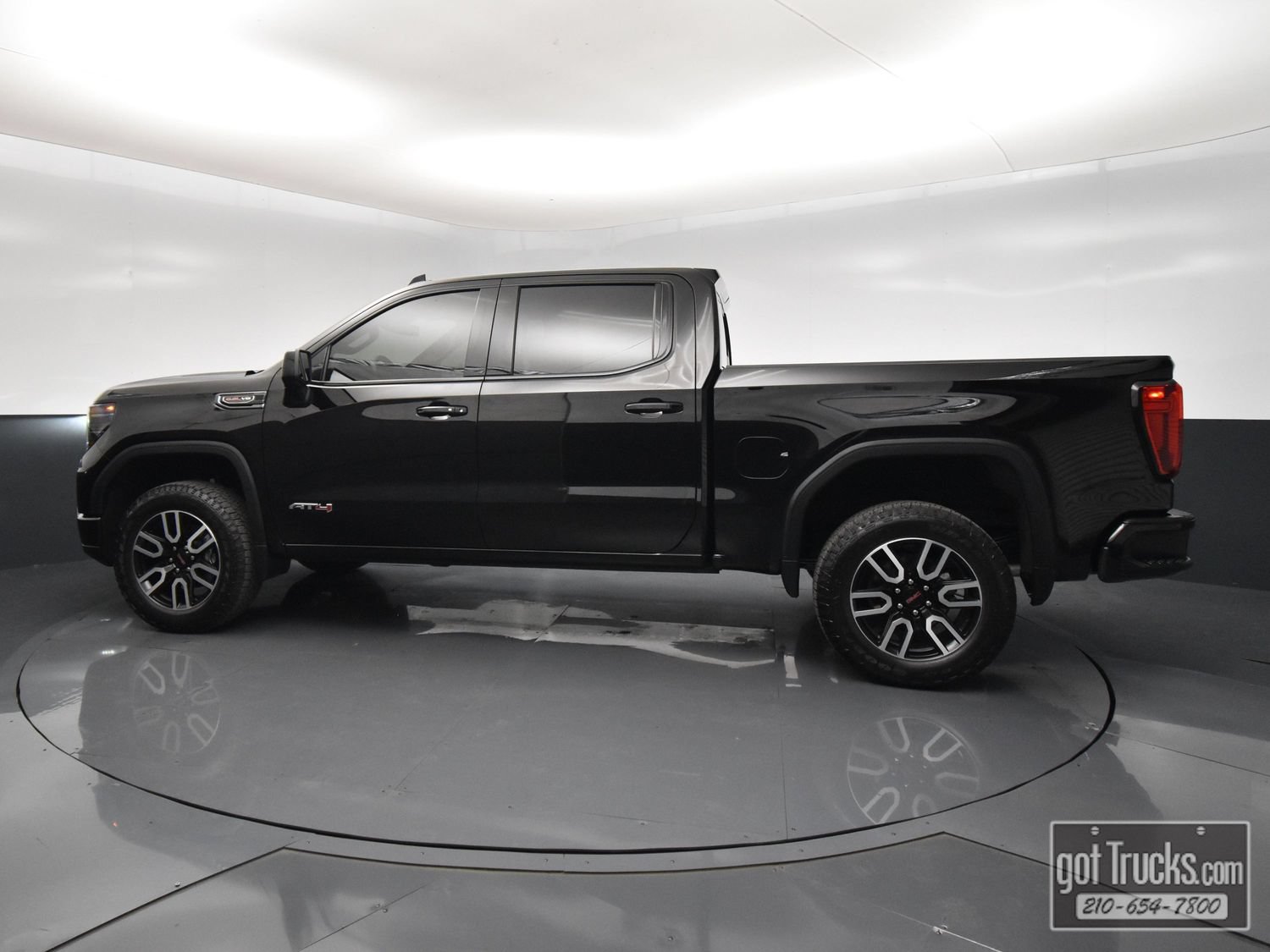 Used 2024 GMC Sierra 1500 AT4 w/ AT4 Preferred Package AWD/4WD image 3
