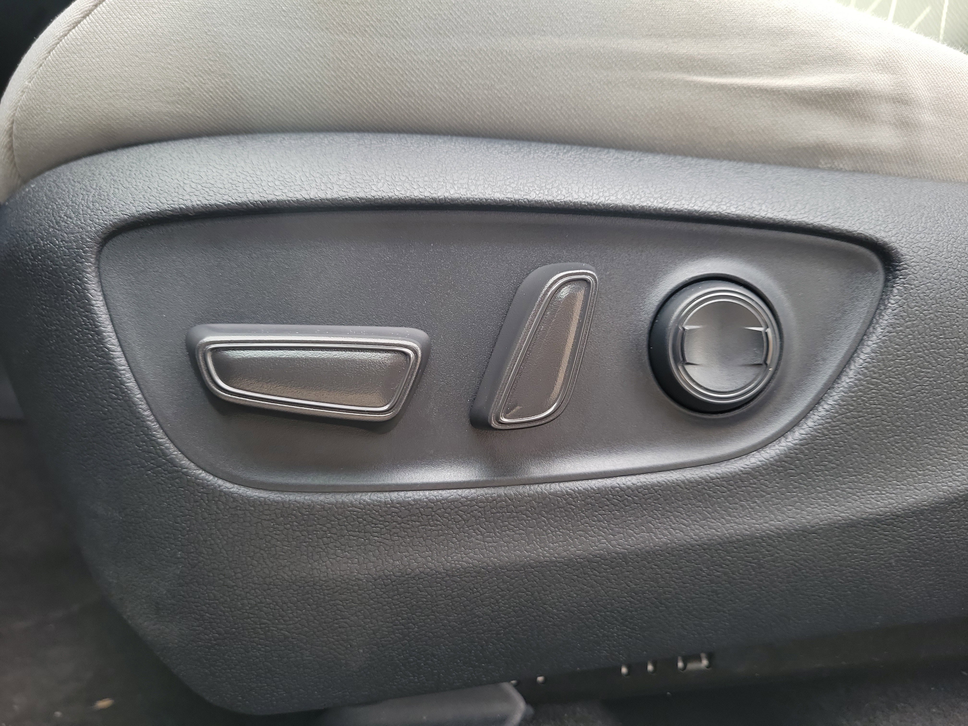 Used 2021 Toyota RAV4 XLE w/ Convenience Package image 19