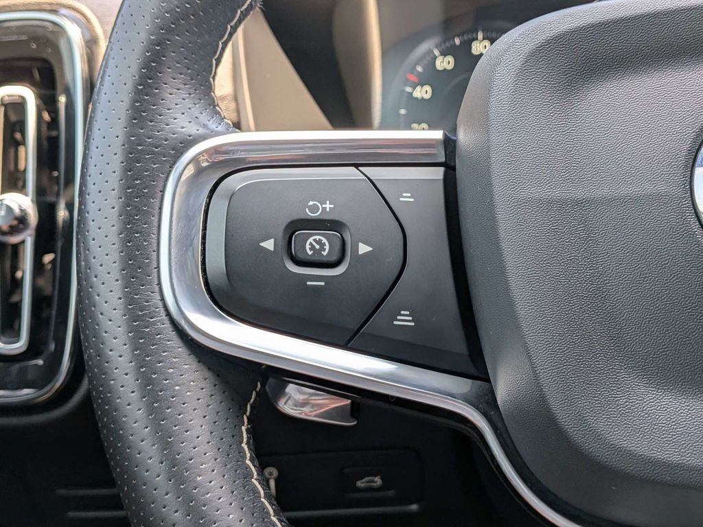 Used 2020 Volvo XC40 T4 R-Design FWD image 36